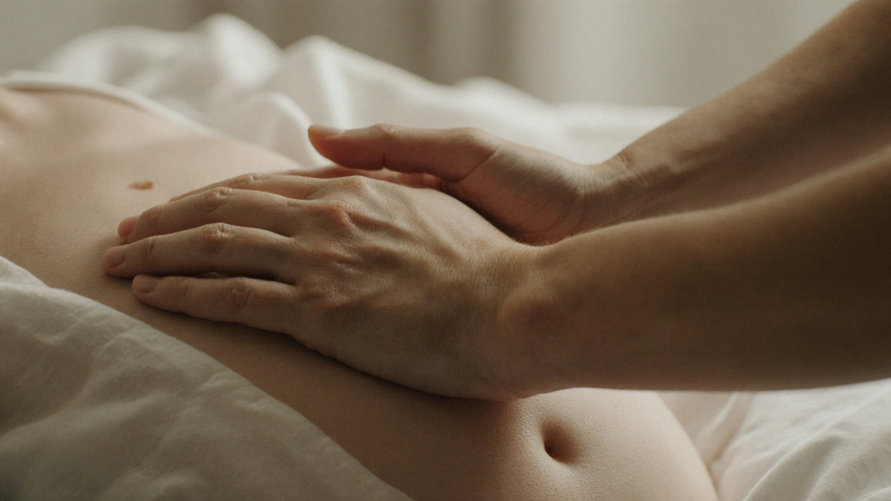 Dvě ruce se blíží k pánvi bez kontaktu — symbol konzultace a souhlasu.